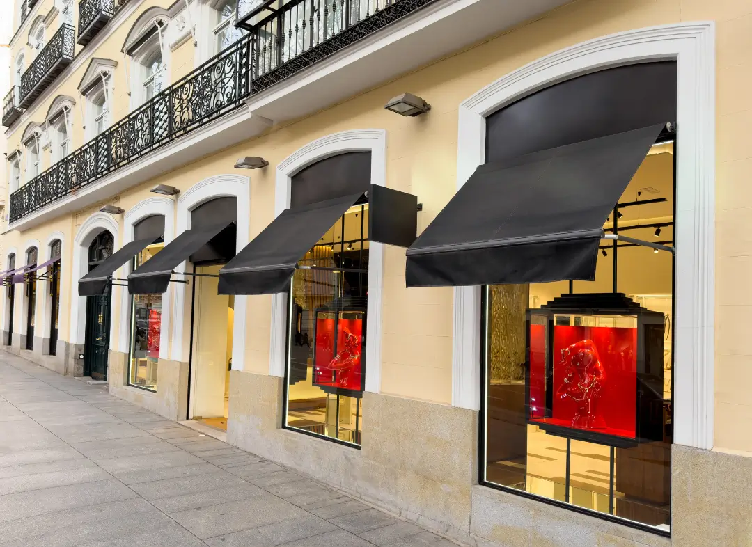 Façade vitrine de magasin en aluminium sur mesure à Sathonay-Camp